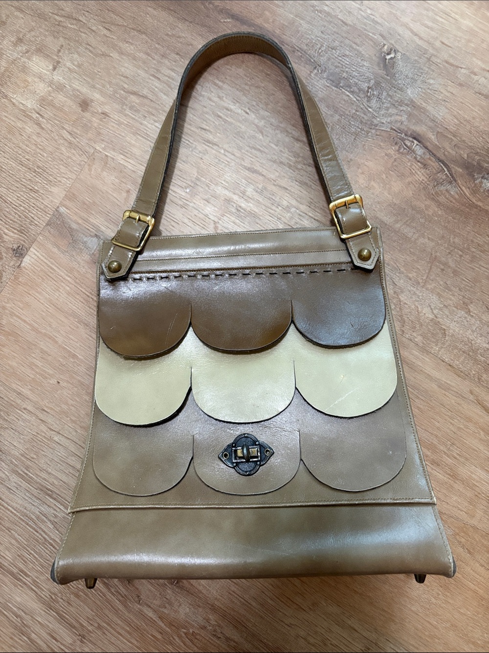 Vintage Jean Fogel 60’s Mid-Century Mod era Scalloped Leather Shoulder Bag/Purse
